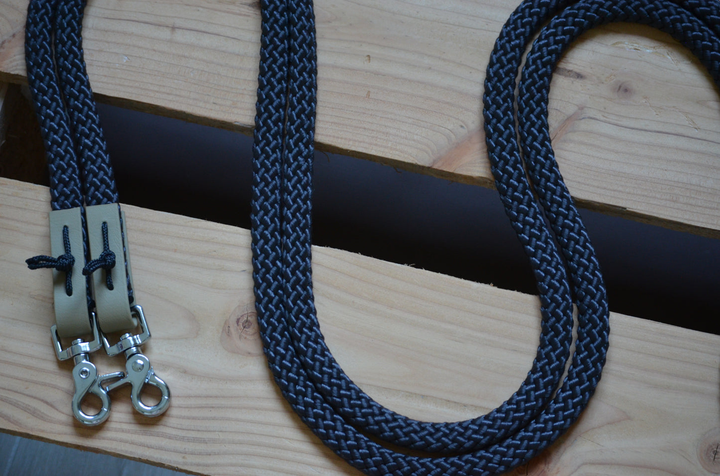 Rênes Classic’s bleu marine sur fond bois